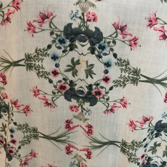 Just listed💙 fabulous rounded neck blouse w/full gathered sleeves w/embroidery - Picture 6 of 12